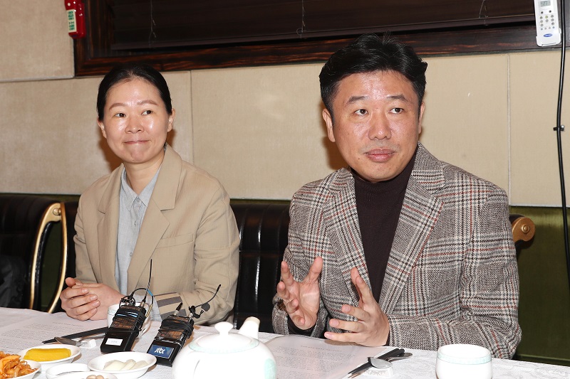 권은희 (오른쪽 두번째)와 유의동(오른쪽) '변혁 신당기획단' 공동단장이 10일 서울 여의도에 위치한 중식당에서 신당기획단 출범 후 첫 기자간담회를 갖고 변화와 혁신을 위한 비상행동 신당 창당 관련 내용을 설명하고 있다.