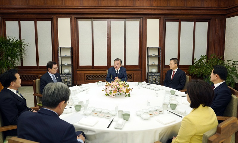 문재인 대통령이 10일 오후 청와대 관저에서 여야 5당 대표를 초청해 만찬을 함께하고 있다. 왼쪽부터 시계방향으로 손학규 바른미래당 대표, 이해찬 더불어민주당 대표, 문재인 대통령, 황교안 자유한국당 대표, 정동영 민주평화당 대표, 심상정 정의당 대표, 노영민 대통령 비서실장.