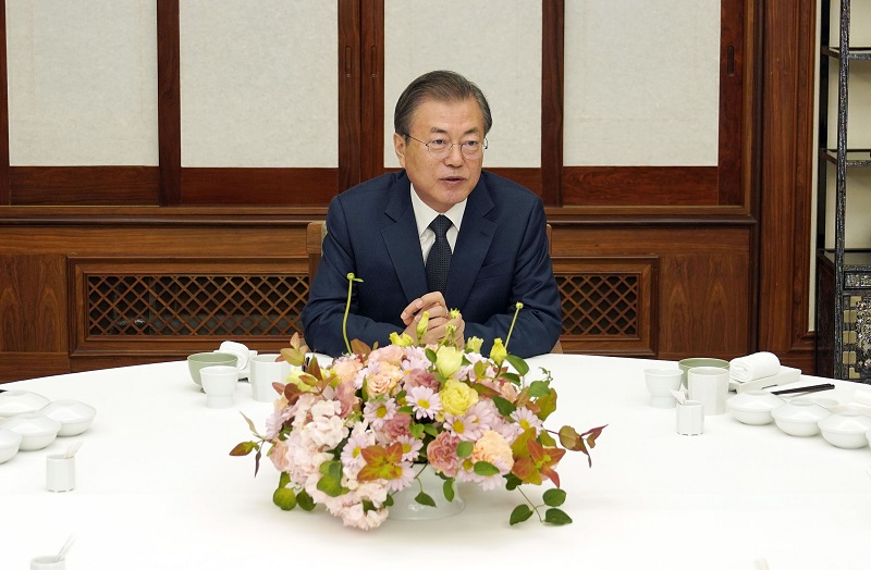 문재인 대통령이 10일 오후 청와대 관저에서 여야 5당 대표를 초청해 만찬을 하며 인사말을 하고 있다.