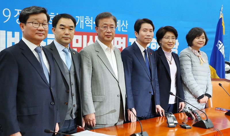 이인영(왼쪽 네번째) 더불어민주당 원내대표를 비롯한 여야 4+1 회의에 참석한 의원들이 4일 오후 서울 여의도 국회 민주당 원내대표 회의실에서 기념촬영을 하고 있다. 사진은 전해철(왼쪽부터) 더불어민주당 의원, 채이배 바른미래당 의원, 유성엽 대안신당 창당준비위원장, 이인영 더불어민주당 원내대표, 박주현 민주평화당 의원, 이정미 정의당 의원