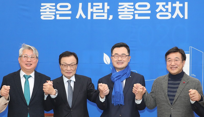더불어민주당 인재영입위원장인 이해찬 대표가 5일 오후 서울 여의도 국회에서 4호 인재 소병철 전 고검장의 손을 잡고 환영하고 있다.