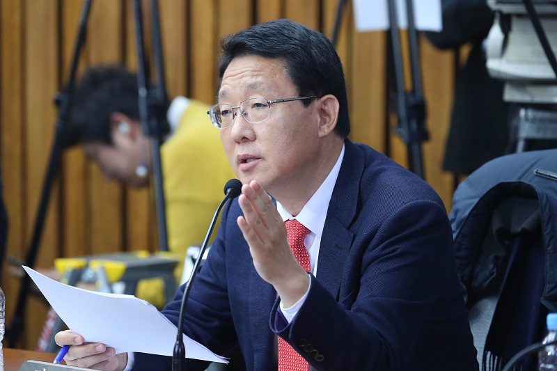 김상훈 자유한국당 간사가 8일 서울 여의도 국회에서 열린 국무총리 임명동의에 관한 인사청문특별위원회에 참석해 정세균 국무총리 후보자에게 경기도 화성 동탄 택지개발 사업 비리 의혹 관련 질의를 하고 있다.