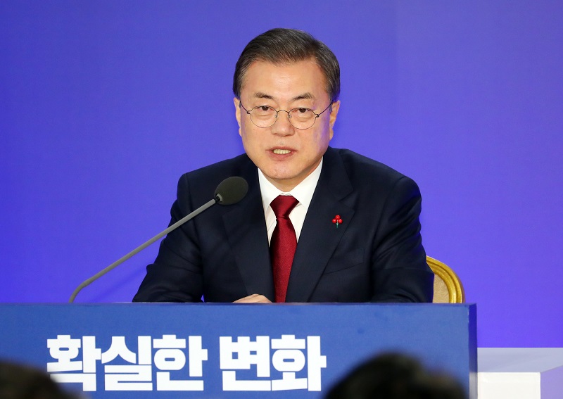 문재인 대통령이 14일 청와대 영빈관에서 열린 2020 대통령 신년기자회견에 참석해 취재진의 질문에 답변하고 있다.