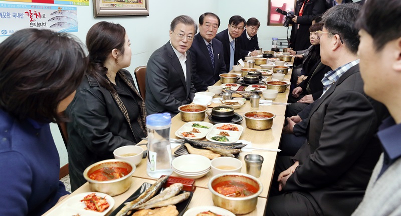 문재인 대통령이 코로나19(COVID-19)으로 위축된 내수경제 활성화를 위해 12일 서울 남대문시장을 방문해 시장 상인들과 오찬을 하며 이야기를 나누고 있다