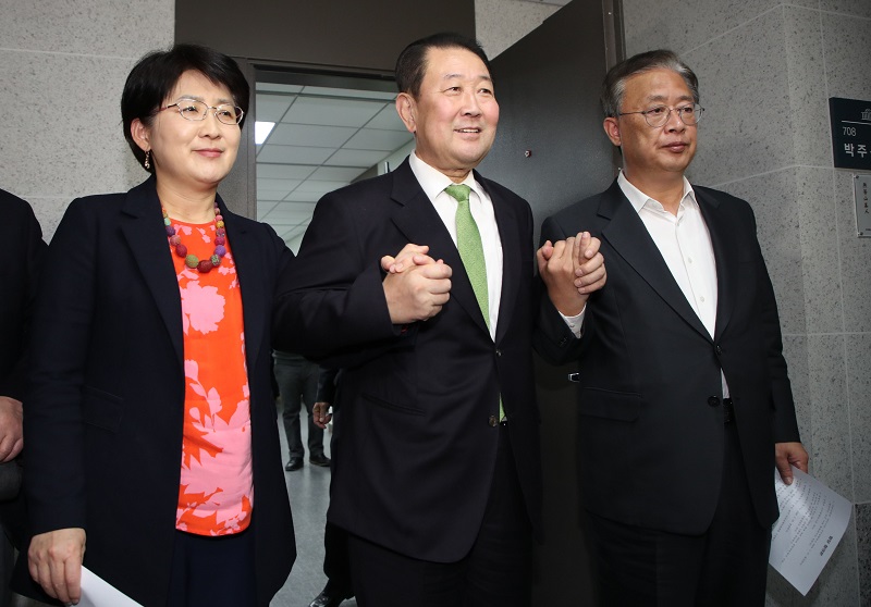 박주선 바른미래당 대통합추진위원장, 박주현 민주평화당 통합추진특별위원장, 유성엽 대안신당 통합추진위원장이 12일 서울 여의도 국회 의원회관에서 합당 합의문을 낭독 후 손을 맞잡고 있다.