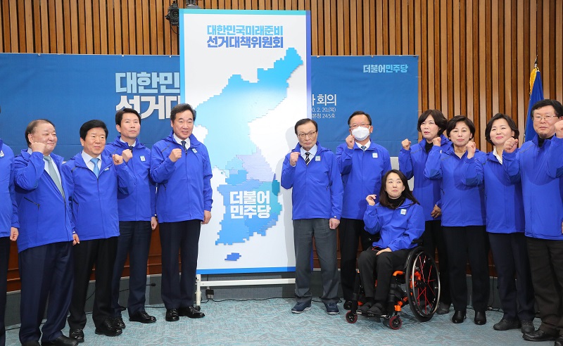 더불어민주당 이해찬 더불어민주당 공동상임선대위원장과 이낙연 공동상임선대위원장이 20일 서울 여의도 국회에서 열린 더불어민주당 제1차 선거대책위원회 회의에서 회의에 참석한 공동선대위원장들과 총선 승리의 한반도 지도 앞에서 구호를 외치며 포즈를 취하고 있다.