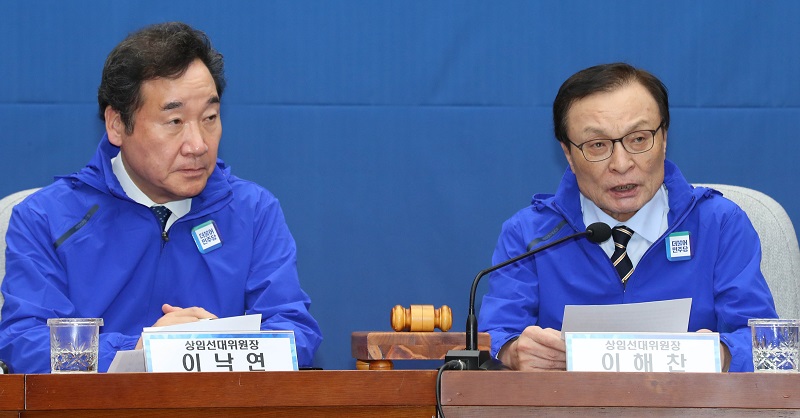 이해찬(오른쪽) 더불어민주당 공동상임선대위원장이 20일 서울 여의도 국회에서 열린 더불어민주당 제1차 선거대책위원회 회의에 참석해 현안관련 발언을 하고 있다.