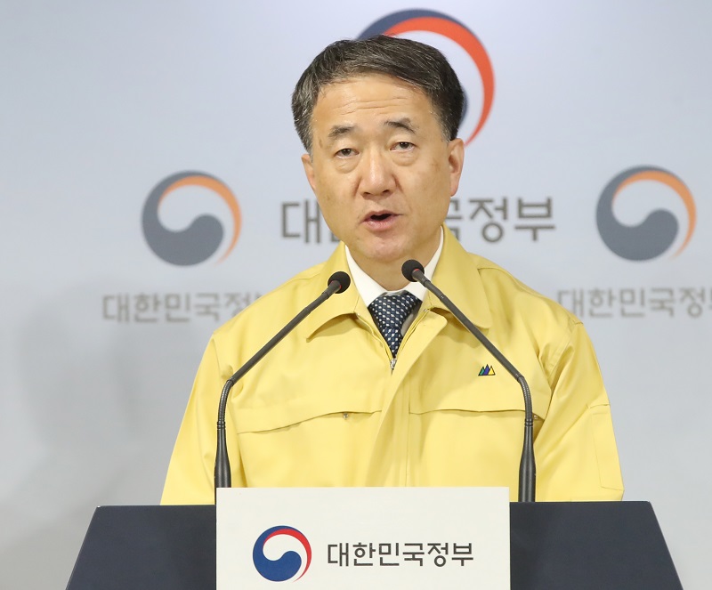 박능후 중앙사고수습본부장(보건복지부 장관)이 23일 오후 서울 세종로 정부서울청사 브리핑실에서 신종 코로나 바이러스 감염증(코로나19) 범정부 대책회의 결과를 브리핑 하고 있다. 정부는 위기 경보 단계를 '경계'에서 '심각'으로 격상하겠다고 밝혔다. 또 유치원, 초중고 및 특수학교 2020년 개학을 2일에서 9일로 연기하기로 했다.