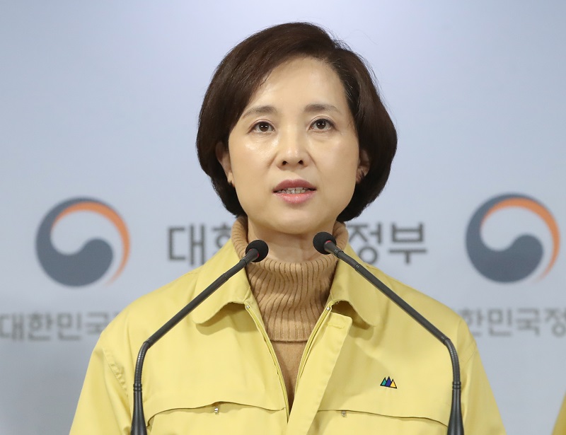 유은혜 사회부총리 겸 교육부 장관이 23일 오후 서울 세종로 정부서울청사 브리핑실에서 신종 코로나 바이러스 감염증(코로나19)과 관련, 신학기 유초중고 개학 연기 및 유학생 보호 관리 추가 보완사항을 브리핑 하고 있다. 정부는 위기 경보 단계를 '경계'에서 '심각'으로 격상하겠다고 밝혔다. 또 유치원, 초중고 및 특수학교 개학을 2일에서 9일로 연기하기로 했다.