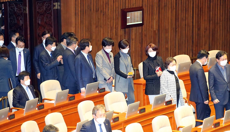 더불어민주당 의원들이 26일 서울 여의도 국회에서 열린 본회의에 마스크를 착용하고 참석하고 있다.