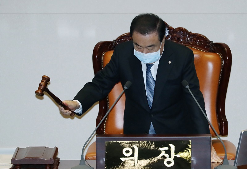 문희상 국회의장이 26일 서울 여의도 국회에서 열린 본회의를 개회하고 있다.