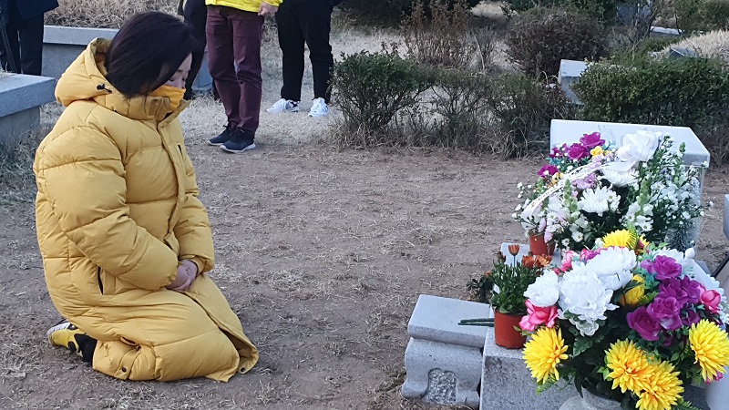 심상정 정의당 대표가 13일 오전 경기 남양주시 마석 모란공원에서 고 노회찬 의원을 참배하고 있다