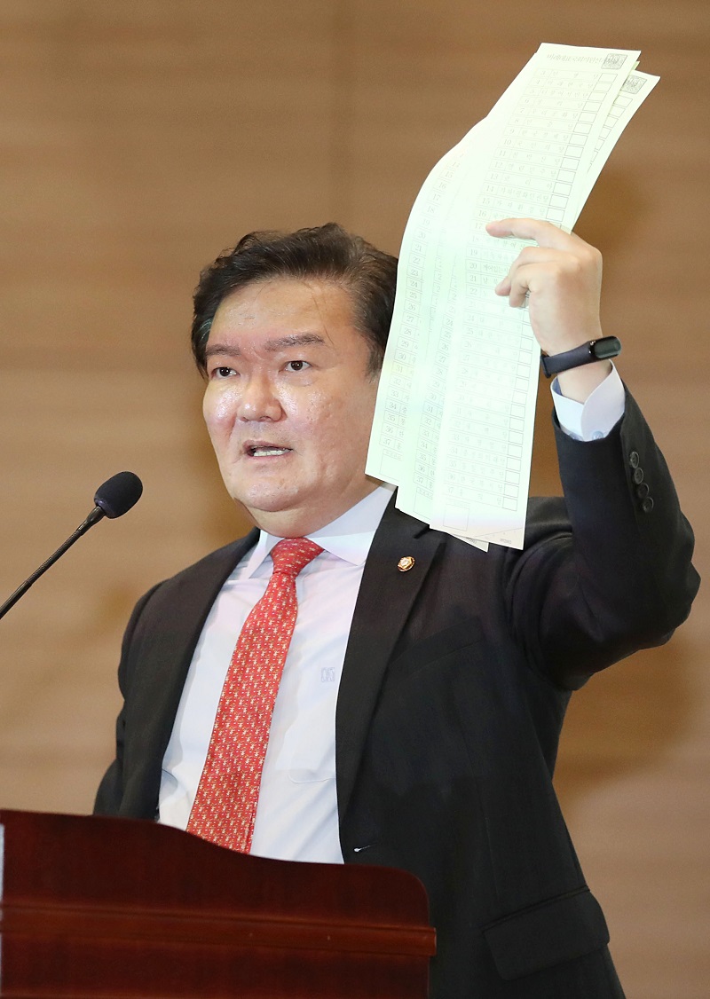 민경욱 미래통합당 의원이 지난 11일 오후 서울 여의도 국회 의원회관에서 열린 '4.15총선 개표조작 의혹 진상규명과 국민주권회복 대회'에서 진상규명을 촉구하고 있다.