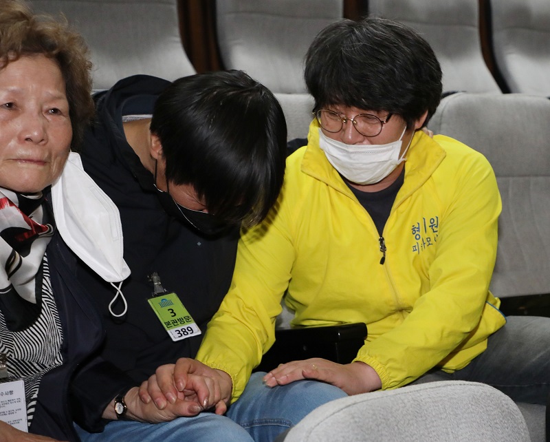 지난 달 20일 서울 여의도 국회에서 열린 20대 국회 마지막 본회의에서 진실·화해를 위한 과거사정리 기본법 일부개정법률안(대안)이 통과 되자 형제복지원 피해자들이 눈물을 흘리고 있다. 2020.05.20.