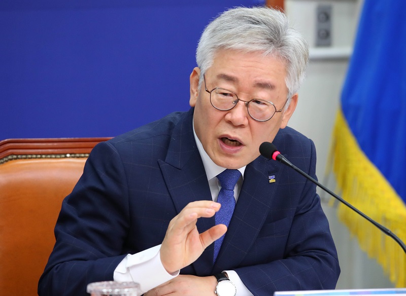 이재명 경기도지사가 지난 7월 8일 서울 여의도 국회에서 열린 더불어민주당 경기도 예산정책협의회에 참석해 현안관련 발언을 하고 있다.