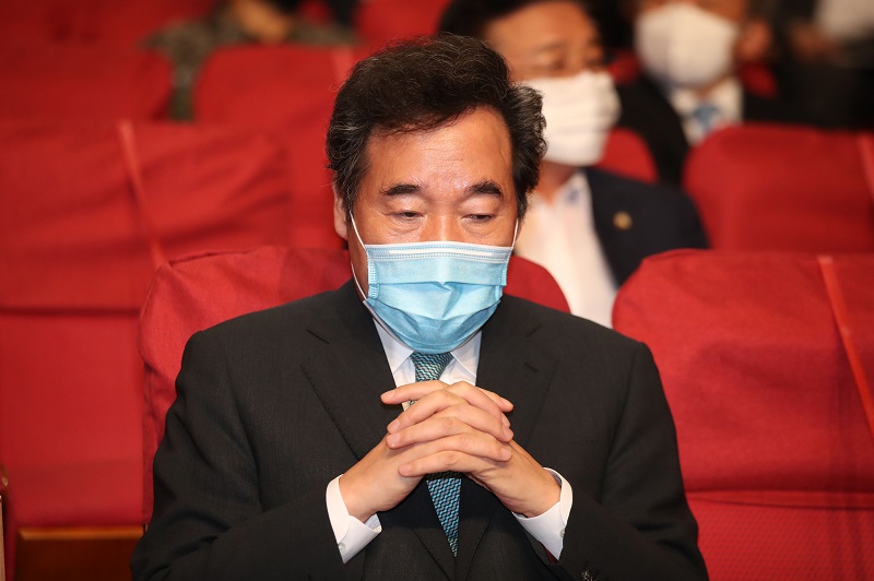 이낙연 더불어민주당 당대표 후보가 14일 서울 여의도 국회 의원회관에서 열린 4차 산업혁명과 연계한 첨단전력 구축방안에 참석해 생각에 잠겨 있다.