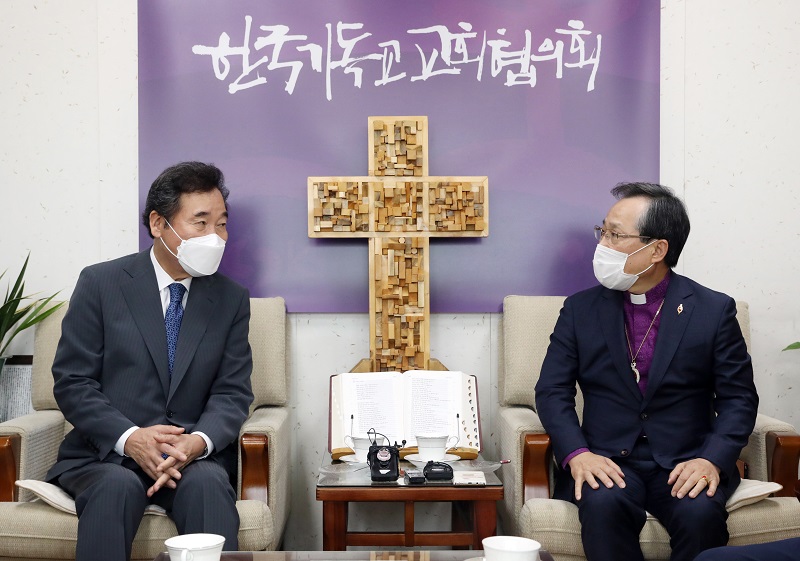 이낙연 더불어민주당 대표가 17일 오후 서울 종로구 한국기독교회관에서 한국기독교교회협의회 윤보환 회장을 예방하고 있다. (공동취재사진)