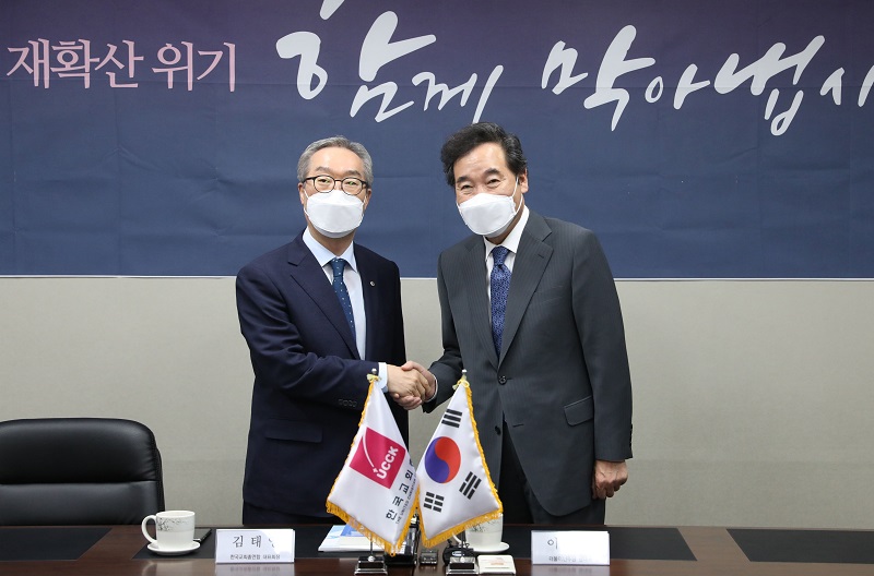 이낙연 더불어민주당 대표가 17일 오후 서울 종로구 한국기독교회관에서 김태영 한국교회총연합회 공동대표회장을 예방하고 있다. (공동취재사진)