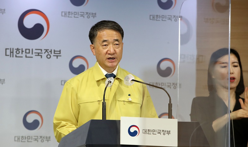 박능후 중앙재난안전대책본부 1차장(보건복지부 장관)이 22일 오후 서울 정부서울청사 브리핑룸에서 코로나19 대응 정례브리핑을 하고 있다.