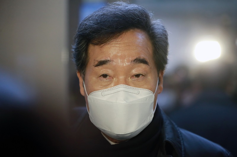 이낙연 더불어민주당 대표가 3일 오후 서울 여의도 국회 의원회관 사무실에서 비공개 최고위원회의를 마치고 취재진 질문에 답변하고 있다.