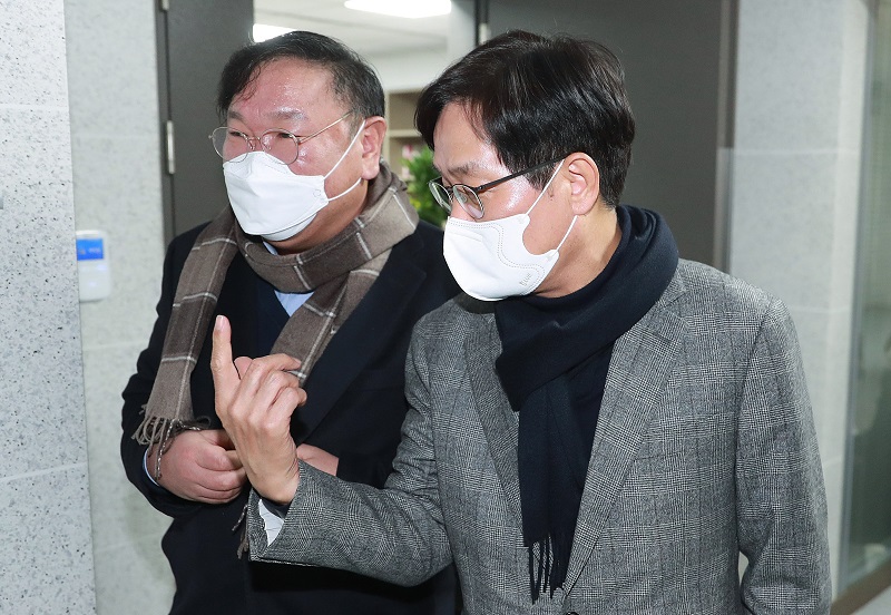 더불어민주당 김태년 원내대표, 신동근 의원이 3일 오후 서울 여의도 국회 의원회관 이낙연 대표 사무실에서 비공개 최고위원회의를 마치고 이동하고 있다.