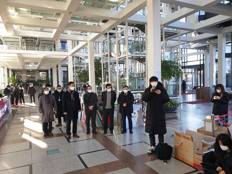 더불어민주당 을지로위원회 소속 우원식·박홍근·박영순·이동주 의원이 지난해 12월 30일 LG트윈타워 청소노동자들이 농성 중인 현장을 방문했다.