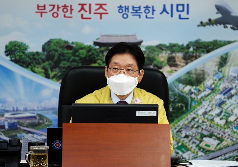 김경수 경남도지사가 14일 진주에서 코로나19 대응 점검에 나섰다.