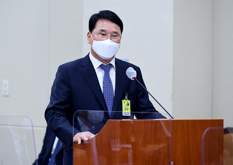 한영석 현대중공업 대표이사가 22일 서울 여의도 국회에서 열린 환경노동위원회 산업재해관련 청문회에서 의원의 질의에 답하고 있다.