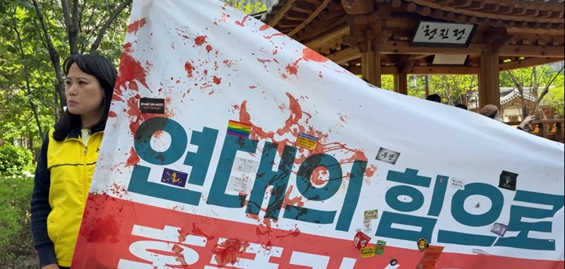 24일 오전, 서울 종로구청이 홈플러스 노동자들의 천막농성장을 강제 철거하는 과정에서 조합원 2명이 부상을 입었다. 이 중 한 명은 커터칼에 베어 피를 흘리며 병원에 이송됐다.