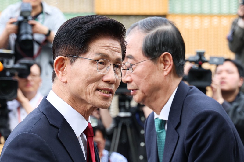 김문수 후보와 한덕수 전총리가 8일 서울 여의도 국회 내 카페에서 단일화 관련 회동을 마치고 인사하고 있다. 2025.05.08.