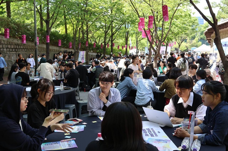 25일 서울 덕수궁 돌담길에서 열린 '다시만들세계포럼' 참가자들이 원탁토론을 통해 사회대개혁 과제를 논의하고 있다.
