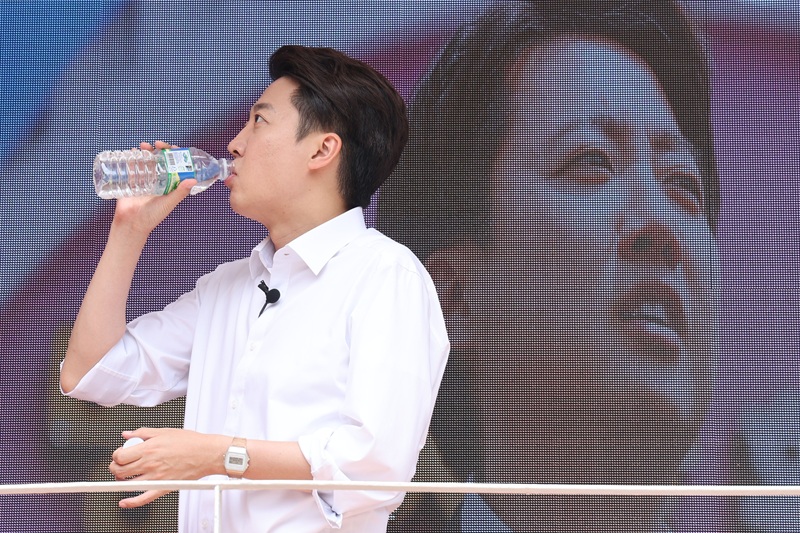 이준석 개혁신당 대선 후보가 28일 서울 여의도 여의도공원에서 유세 전 물을 마시고 있다. 2025.05.28.
