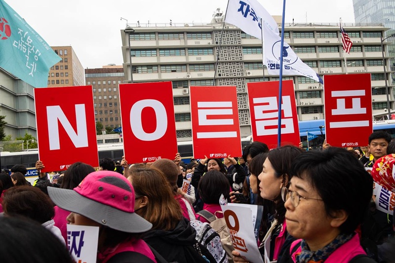 전국민주노동조합총연맹(민주노총) 조합원들이 18일 'NO트럼프 범시민 대행진'에 참여한 후 주한 미대사관 인근으로 행진하고 있다.