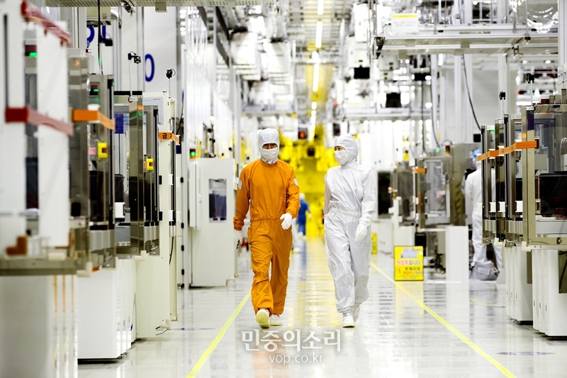 삼성전자는 지난 4월 24일 시스템 반도체 분야에서 역량을 강화하기 위한 ‘반도체 비전 2030’ 전략을 발표해, 2030년까지 시스템 반도체 분야 에 133조원을 투자하고 전문인력 1만 5000명을 채용한다고 밝혔다.