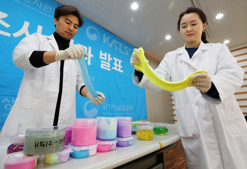 지난해 12월 20일 오전 경기도 군포시 한국기계전기전자시험연구원에서 연구원들이 안전기준에 부적합해 리콜 명령을 받은 액체괴물을 보여주고 있다.