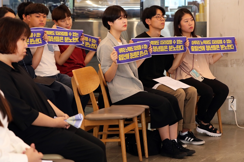 31일 서울 종로구 마이크임팩트에서 열린 ‘조국 후보에게 이질감과 박탈감을 느끼는 2030청년들과 조국 후보와의 공개 간담회’에 조국 법무부 장관 후보자의 자리가 비어 있다.