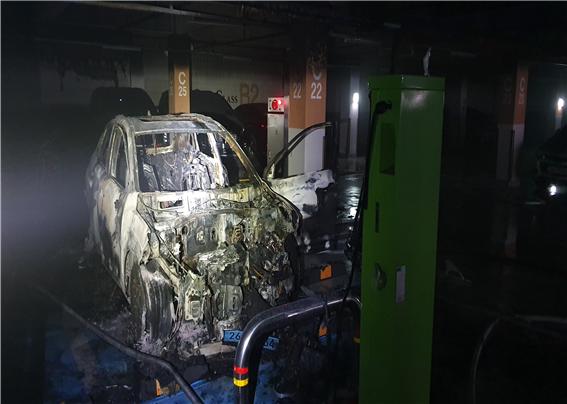 지난 8월 13일 세종 한 아파트 지하 2층 주차장에 세워진 코나 전기차에서 화재가 발생했다.