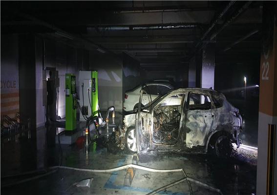 지난 8월 13일 세종 한 아파트 지하 2층 주차장에 세워진 코나 전기차에서 화재가 발생했다.