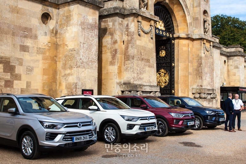 쌍용자동차는 지난달 20~22일(현지시간) 영국 옥스포드셔 우드스톡에 있는 블레넘궁에서 공식적인 코란도 디젤 모델의 판매 시작을 알리는 미디어 론칭 행사 및 시승행사를 개최했다. 쌍용자동차는 영국 론칭행사를 시작으로 벨기에, 스페인 등 유럽시장에서 본격적으로 코란도 현지 판매에 돌입하며 하반기 글로벌 판매 물량 확대에 박차를 가한다는 계획이다. 사진은 지난달 21일 영국 블레넘궁에서 열린 코란도 미디어 시승행사의 모습.