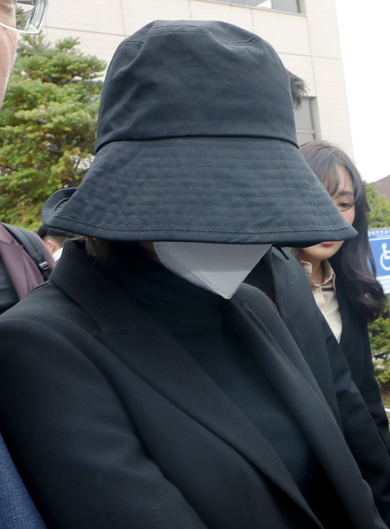 외국에서의 대마 흡연 및 마약 소지 혐의로 적발된 홍정욱 전 한나라당(자유한국당 전신) 의원의 딸이 12일 인천지법에서 열린 결심 공판을 마치고 나서고 있다. 이날 인천지검은 이날 결심 공판에서 마약류 관리에 관한 법류 위반 혐의로 불구속 기소된 홍 전의원의 장녀 홍모(18)양에게 장기 징역5년~단기 징역 3년을 구형했다. 2019.11.12