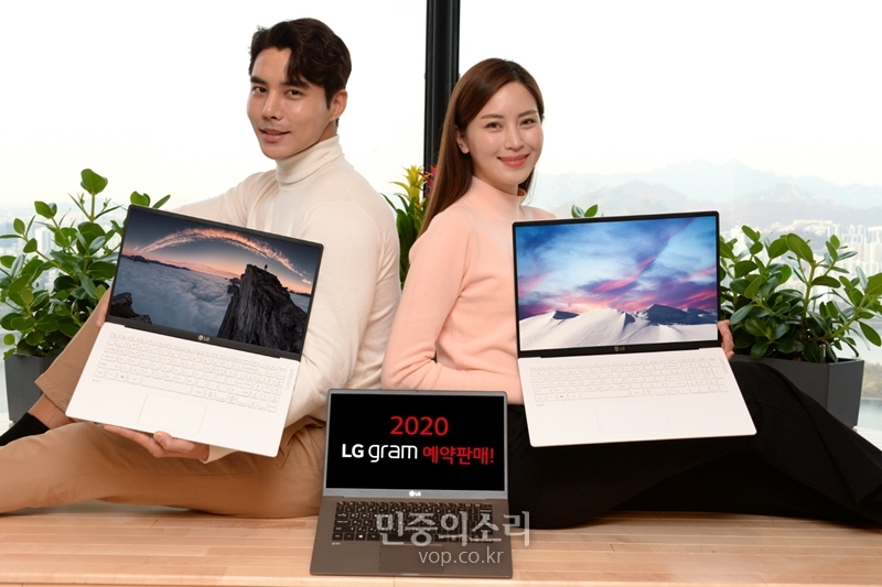 서울 여의도 소재 LG 트윈타워에서 모델들이 대화면, 고성능, 휴대성까지 겸비한 2020년형 ‘LG 그램’ 신제품을 소개하고 있다. 왼쪽 제품부터 ‘LG 그램 15’, ‘LG 그램 14’, ‘LG 그램 17’ 순.