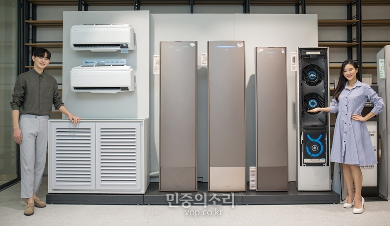 삼성전자 모델들이 2020년형 ‘무풍에어컨’과 공기청정기 ‘무풍큐브’를 소개하고 있다.