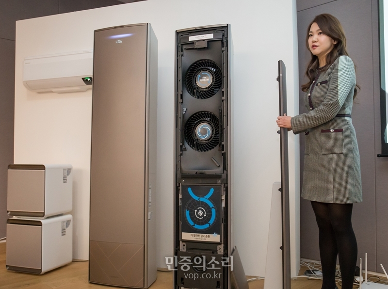 삼성전자는 지난 15일 서울 우면동 소재 R&D캠퍼스에서 기자간담회를 열고 2020년형 ‘무풍에어컨’을 공개했다. 삼성전자 생활가전사업부 에어컨 상품기획 담당자가 신형 에어컨의 ‘이지케어’ 기능을 소개하고 있다.