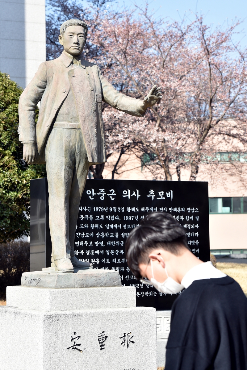 지난해 3월 26일 오후 경북 경산시 하양읍 대구가톨릭대학교 중앙도서관 광장에서 열린 ‘안중근 의사 순국 109주기 추모식’에서 한 학생이 추모기도를 하고 있다.