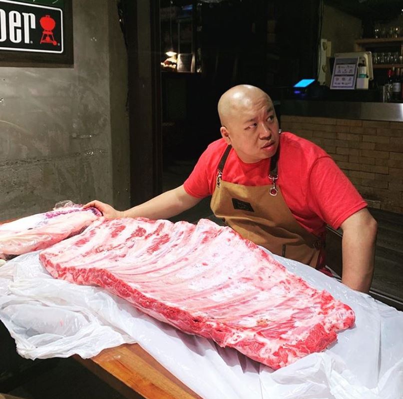 돈스파이크는 25일 자신의 인스타그램을 통해  “연예인 맛집이 아닌 고기 맛으로 떳떳하게 인정받겠다”며 이태원에서 운영하는 식당을 무기한 휴업하겠다고 선언했다.