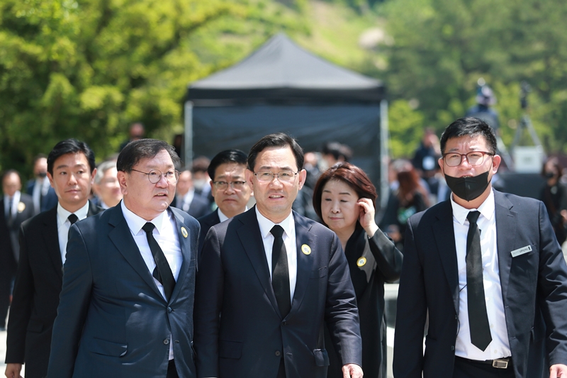 23일 오전 11시 경남 김해시 진영읍 본산리 봉하마을 대통령묘역에서 열린 노무현 전 대통령 서거 11주기 공식 추도식에서 참석한 주호영 미래통합당 원내대표 등이 행사를 마치고 추도식장을 나서고 있다. 2020.05.23.