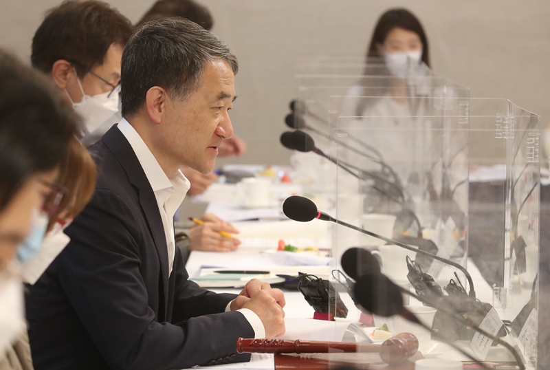 중앙생활보장위원회 위원장인 박능후 보건복지부 장관이 31일 서울 종로구 정부서울청사에서 열린 제60차 중앙생활보장위원회 회의에 참석해 발언하고 있다. 2020.07.31.