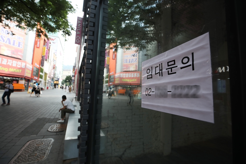 코로나19 장기화로 폐업하거나 임대, 임시휴업 매장이 많아진 서울 중구 명동 거리가 한산한 모습을 보이고 있다. 자료사진.