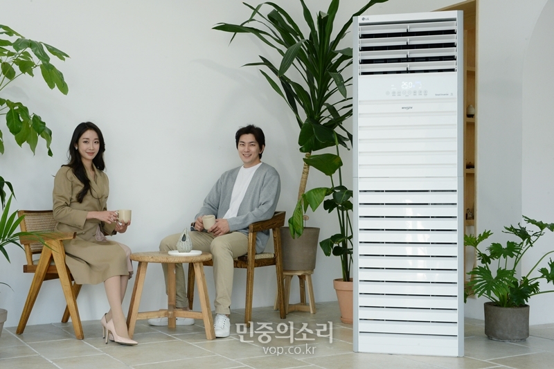 LG전자는 20일 공기청정 기능을 갖춘 휘센 상업용 스탠드 에어컨을 출시했다. 사진은 모델들이 신제품을 소개하는 모습.