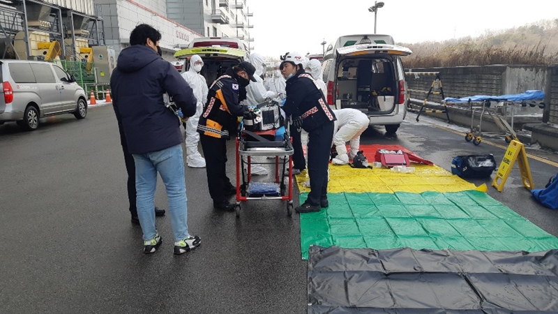 13일 화학물질 누출 사고가 발생한 파주 LG디스플레이 공장 앞에서 소방대원들이 보호장비를 착용하고 있다.
